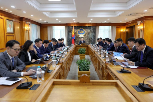 Засгийн газар хуралдаж байна